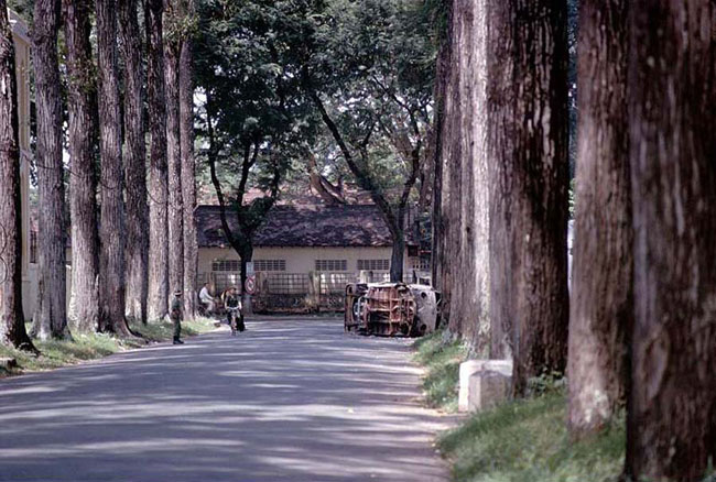 Đường Chu Mạnh Trinh năm 1963, phía trước là ngã 3 giao với Nguyễn Du. Photo by Pete Komada