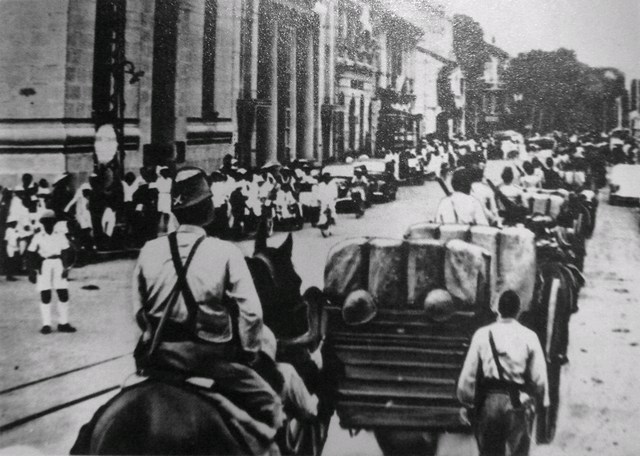 Quân Nhật vào Sài Gòn từ đầu đường Rue d'Adran, từ phía Cầu Quay năm 1941
