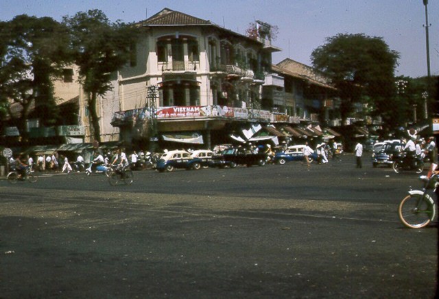 Tiệm chạp phô góc Hàm Nghi và Võ Di Nguy năm 1965