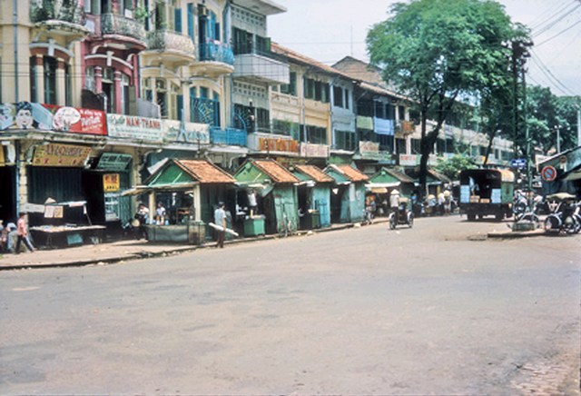 Đường Võ Di Nguy năm 1965, vẫn còn các kios bán đồ dùng học tập cho học sinh